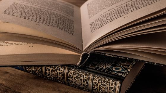 Un libro abierto sobre otro cerrado
