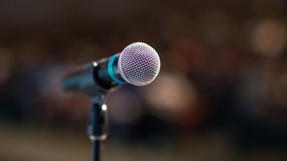 Conferencia “La incorporación del partido de Nicoya a Costa Rica: ¿un aspecto crucial para quién? Un micrófono y el fondo desenfocado