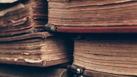 Conociendo el proceso de restauración Varios libros antiguos apilados unos sobre otros