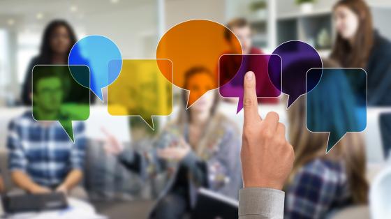 Conversatorio sobre el programa "La Telaraña" Varias personas reunidas conversando de fondo y unos cuadros de diálogo de diálogo en primer plano