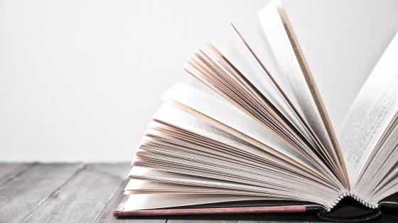 Presentación del libro "Una manera de arder" Parte de un libro abierto sobre una superficie de madera