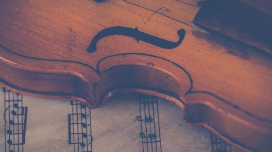 "Recital de música del Renacimiento de Europa y América" Un violín sobre una partitura