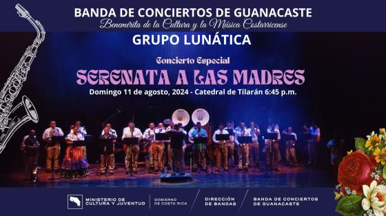 Foto de los músicos de la Banda entre un fondo azul y flores