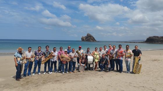 Concierto "Mis Recuerdos" | Banda de Conciertos de Guanacaste Músicos de la Banda de Guanacaste en la playa con sus instrumentos