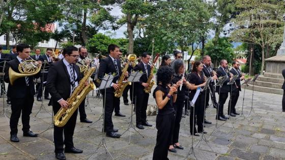 Servicio musical de Ofrenda Floral | Banda de Conciertos de San José Músicos tocando en el Parque Nacional durante una ofrenda floral