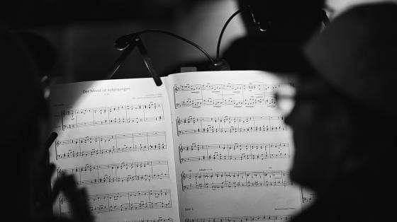 Escuchando nuestra esencia: Música tradicional costarricense Una persona de perfil viendo unas partituras