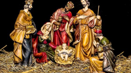 Figuras de un pasito o pesebre con la Virgen María, José, Jesús y los 3 reyes magos