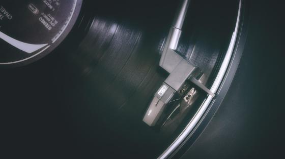 Tertulia: Creación de la fábrica de discos centroamericano Parte de un tocadiscos con un disco negro
