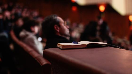 Imagen donde ser ven personas sentadas en un tipo auditorio