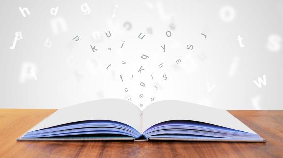 Un libro abierto con letras saliendo del libro