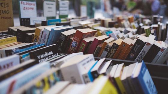 Varios libros en exhibición