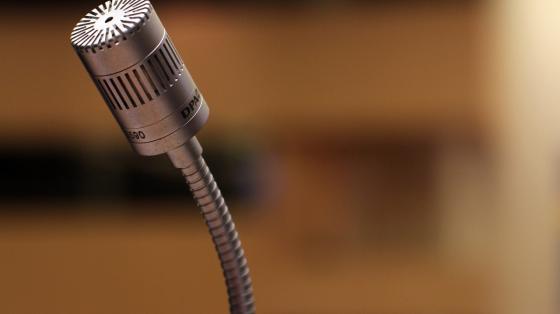Aula encendida: Introducción a la historia de la fealdad y el gusto Un micrófono y el fondo desenfocado