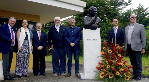 Busto de Melico Salazar 