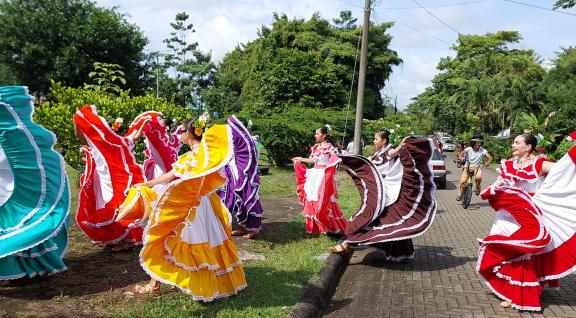 Grupo de mujeres bailando bailes típicos 