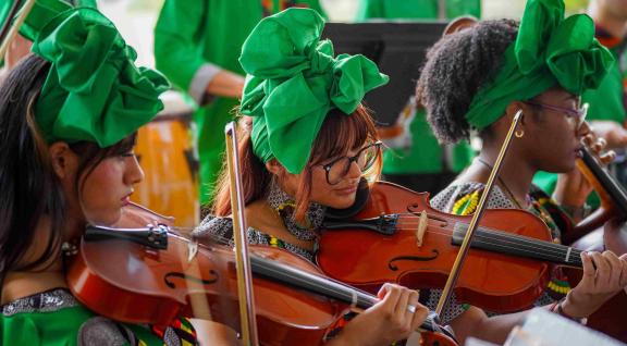 Jóvenes afrodescendientes tocando el violín 