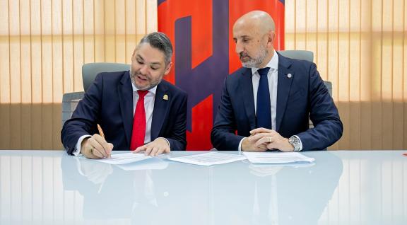 El acuerdo se firmó en el Complejo Deportivo de la FCRF y contó con la participación de Osael Maroto, presidente de la Federación (derecha), y Jorge Rodríguez Vives, ministro de Cultura y Juventud.