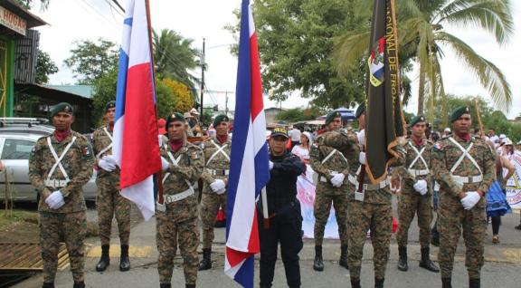 Fotografía de oficial de Fuerza Pública Costa Rica y soldados de Panamá sosteniendo banderas de ambos países