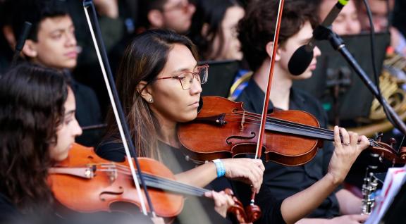 Fotografía de jóvenes tocando el violín 
