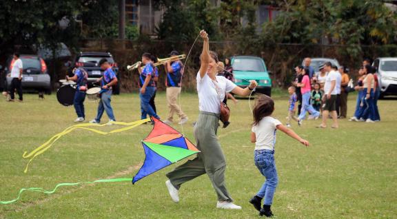 niños jugando en campo abierto