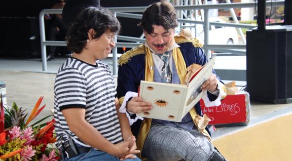 Dos hombres leyendo un libro