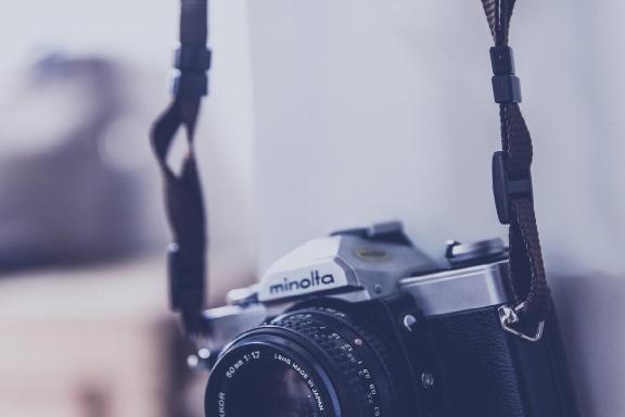 Fotografía de una cámara fotográfica colgando.