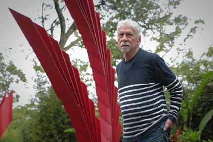 José Sancho en su jardín escultórico José Sancho en su jardín escultórico