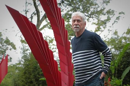 José Sancho en su jardín escultórico 