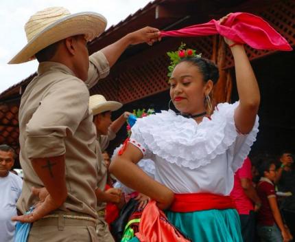 Festividades, cocina tradicional, saberes productivos y muchas otras manifestaciones culturales santacruceñas es lo que se pretende inventariar y poner en valor para beneficio de la comunidad Festividades, cocina tradicional, saberes productivos y muchas otras manifestaciones culturales santacruceñas es lo que se pretende inventariar y poner en valor para beneficio de la comunidad