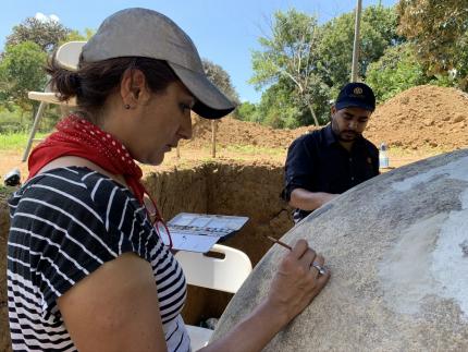Proceso de reintegración cromática- Esfera A- Sitio Arqueológico Finca 6- Isabel Medina ENCRyM- INAH Mx- Javier Fallas- MNCR. Foto MNCR. Proceso de reintegración cromática- Esfera A- Sitio Arqueológico Finca 6- Isabel Medina ENCRyM- INAH Mx- Javier Fallas- MNCR. Foto MNCR.