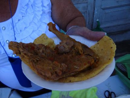 La gallina achiotada forma parte de la oferta gastronómica en el Tope de Toros La gallina achiotada forma parte de la oferta gastronómica en el Tope de Toros