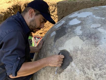 Proceso de resanes en grietas- Esfera A- Sitio Arqueológico Finca 6- Javier Fallas- MNCR. Foto: MNCR