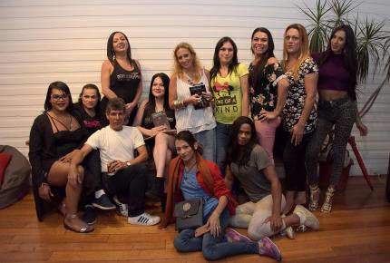 Camila Schumacher (centro, blanco), junto con algunas de las protagonistas de los 30 relatos que compila la obra “Atrevidas”. Foto: Anel Kenjekeeva