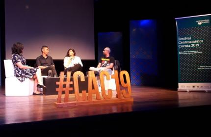 El festival literario Centroamérica Cuenta (CAC), invitado internacional de la XX Feria Internacional del Libro Costa Rica 2019, realizó el conversatorio “Periodismo cultural o la cultura según el periodismo”, en que participaron el periodista y escritor español, Javier Rodríguez; la periodista costarricense, Doriam Díaz; el periodista y ensayista panameño, Daniel Domínguez, y la cronista ecuatoriana, Sabrina Duque, como moderadora. Crédito CAC. El festival literario Centroamérica Cuenta (CAC), invitado internacional de la XX Feria Internacional del Libro Costa Rica 2019, realizó el conversatorio “Periodismo cultural o la cultura según el periodismo”, en que participaron el periodista y escritor español, Javier Rodríguez; la periodista costarricense, Doriam Díaz; el periodista y ensayista panameño, Daniel Domínguez, y la cronista ecuatoriana, Sabrina Duque, como moderadora. Crédito CAC.