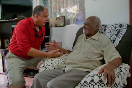 Luis Guillermo Solís Rivera, Presidente de la República, durante su visita a la casas de habitación de Ferguson, donde le entregó un reconocimiento por su aporte a la cultura costarricense. Foto Casa Presidencial.