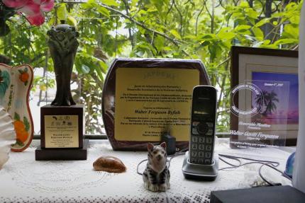Detalle de los rincones de la casa de Ferguson, donde se observan los distintos reconocimientos obtenidos a lo largo de su carrera. Foto Prensa MCJ. Detalle de los rincones de la casa de Ferguson, donde se observan los distintos reconocimientos obtenidos a lo largo de su carrera. Foto Prensa MCJ.