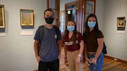 Fotografía. Jóvenes visitan el Museo Nacional de Costa Rica. Foto MNCR Fotografía. Jóvenes visitan el Museo Nacional de Costa Rica. Foto MNCR