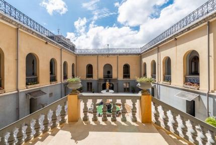 Vista al patio de la fuente del edificio patrimonial. Fotografía Grupo Cebra Vista al patio de la fuente del edificio patrimonial. Fotografía Grupo Cebra