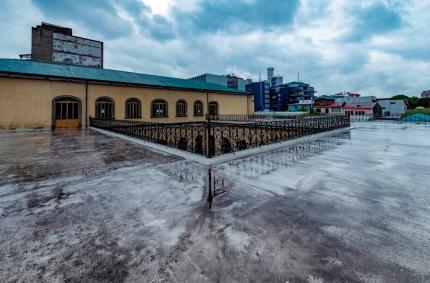 La losa de la azotea se satura de agua y además tiene agrietamientos, lo cual daña también las paredes del edificio. Fotografía Grupo Cebra.