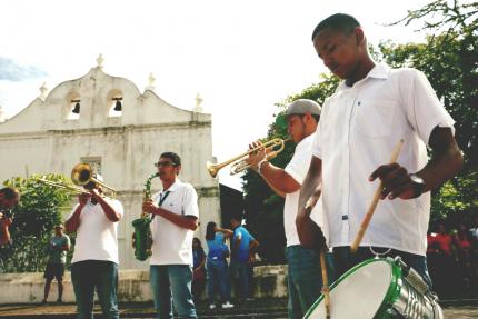 Grupo de músicos frente a la iglesia de Nicoya 