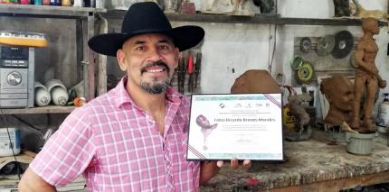 Fabio Brenes Morales recibió el reconocimiento económico por el diseño para la construcción del Monumento al Héroe Nacional Nicolás Aguilar Murillo. Foto: CCHJFF