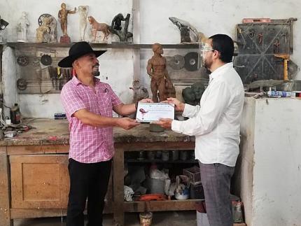 Fabio Brenes Morales recibió el reconocimiento económico por el diseño para la construcción del Monumento al Héroe Nacional Nicolás Aguilar Murillo. Foto: CCHJFF Fabio Brenes Morales recibió el reconocimiento económico por el diseño para la construcción del Monumento al Héroe Nacional Nicolás Aguilar Murillo. Foto: CCHJFF