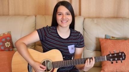 Fotografía: Fiorella Hernández Solano, ganadora de “Canción por la Paz” 2020, con el tema “Latidos”.