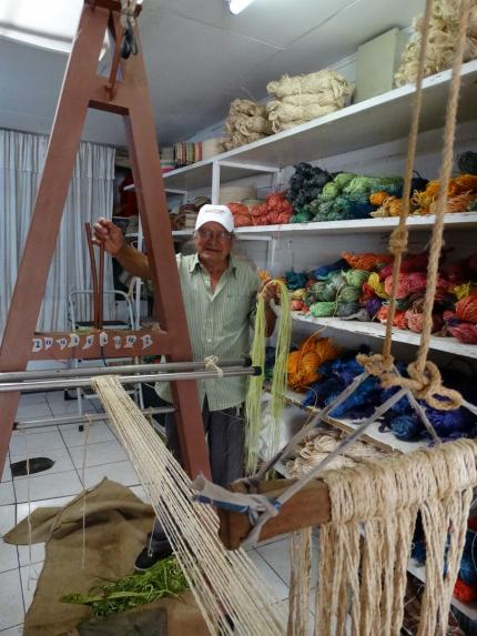 El cabuyero de El Guarco de Cartago, Juan Olivado Camacho Leiva, conocido como “Tina” y quien ha dedicado toda su vida a preservar este oficio, recibió el Premio Emilia Prieto 2018. Foto: Centro de Patrimonio Cultural, MCJ