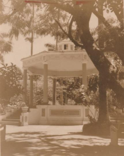 Imagen antigua del quiosco del parque de Palmares. Obsérvese los maceteros que tuvo en los barandales de las escalinatas. Cortesía de Fabián Madrigal, gestor cultural de la Municipalidad de Palmares.