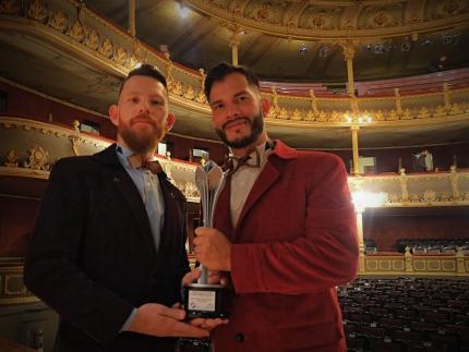 En 2018, Andy Gamboa Arguedas y Fabio Pérez Solís, fueron reconocidos con el Premio Nacional de Teatro 2018 por el diseño de escenografía e iluminación del espectáculo “Obituario de una noche estrellada”; en 2017, recibieron el Premio Nacional de Danza en la categoría de Diseño Escenográfico por su trabajo en “Diluvios… recuerdos de un migrante”. Foto: Cortesía. En 2018, Andy Gamboa Arguedas y Fabio Pérez Solís, fueron reconocidos con el Premio Nacional de Teatro 2018 por el diseño de escenografía e iluminación del espectáculo “Obituario de una noche estrellada”; en 2017, recibieron el Premio Nacional de Danza en la categoría de Diseño Escenográfico por su trabajo en “Diluvios… recuerdos de un migrante”. Foto: Cortesía.