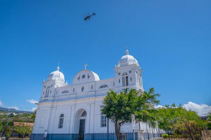 Helicóptero con la imagen de la Virgen de los Ángeles sobrevolando la iglesia de Barva, Heredia, en tiempos de pandemia. Montero Solera, Isaac. Helicóptero con la imagen de la Virgen de los Ángeles sobrevolando la iglesia de Barva, Heredia, en tiempos de pandemia. Montero Solera, Isaac.
