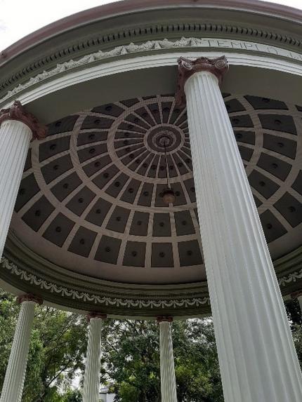 Detalles de los ornamentos en las columnas y la cúpula del Monumento, hechos por Francisco Jiménez operario de los talleres de Obras Públicas. Por: Carlos Fallas Pastor, historiador del Centro de Patrimonio Cultural.