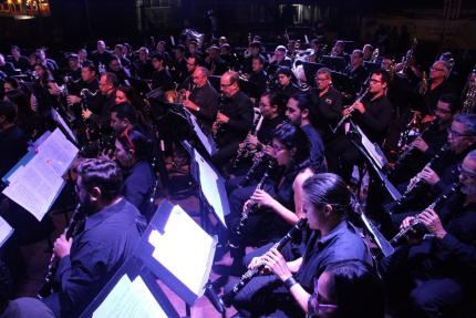 Dirección de Bandas obtuvo el Premio Nacional de Música Carlos Enrique Vargas 2020 • Galardón se otorga en la categoría de Ejecución y reconoce labor realizada en la producción discográfica “Sonoridades del Caribe”; así como por el trabajo en medios digitales con la producción “Especial de Himnos Patrios” San José, 28 de enero de 2021. La Dirección de Bandas, programa del Ministerio de Cultura y Juventud (MCJ), fue anunciada esta mañana como acreedora al Premio Nacional de Música Carlos Enrique Vargas 2020, en la categoría de Ejecución. La distinción se dio a conocer en el anuncio de galardonados a los Premios Nacionales de Cultura 2020, que realizó el MCJ, este 28 de enero, en el Teatro Nacional, mediante transmisión virtual. Los Premios Nacionales de Cultura son otorgados por el Estado costarricense para reconocer la trayectoria de trabajo, esfuerzo, tenacidad y excelencia a la que han llegado personas, grupos artístico-culturales, intérpretes populares, investigadores y organizaciones de base comunal, Dirección de Bandas obtuvo el Premio Nacional de Música Carlos Enrique Vargas 2020 • Galardón se otorga en la categoría de Ejecución y reconoce labor realizada en la producción discográfica “Sonoridades del Caribe”; así como por el trabajo en medios digitales con la producción “Especial de Himnos Patrios” San José, 28 de enero de 2021. La Dirección de Bandas, programa del Ministerio de Cultura y Juventud (MCJ), fue anunciada esta mañana como acreedora al Premio Nacional de Música Carlos Enrique Vargas 20