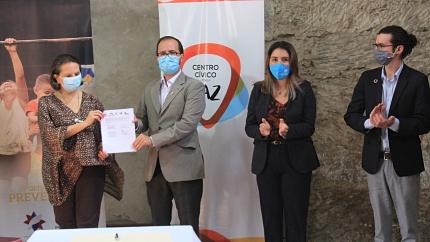 Fotografía durante la firma de los protocolos: De izquierda a derecha: Sylvie Durán, ministra de Cultura y Juventud; Juan Luis Bermúdez, presidente ejecutivo del IMAS, junto a Margareth Solano, viceministra de Juventud y Luis Antonio González, director del Consejo de la Persona Joven.