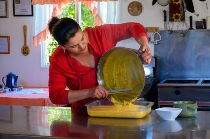 Mujer vertiendo contenido de un molde para crear torta de novios 